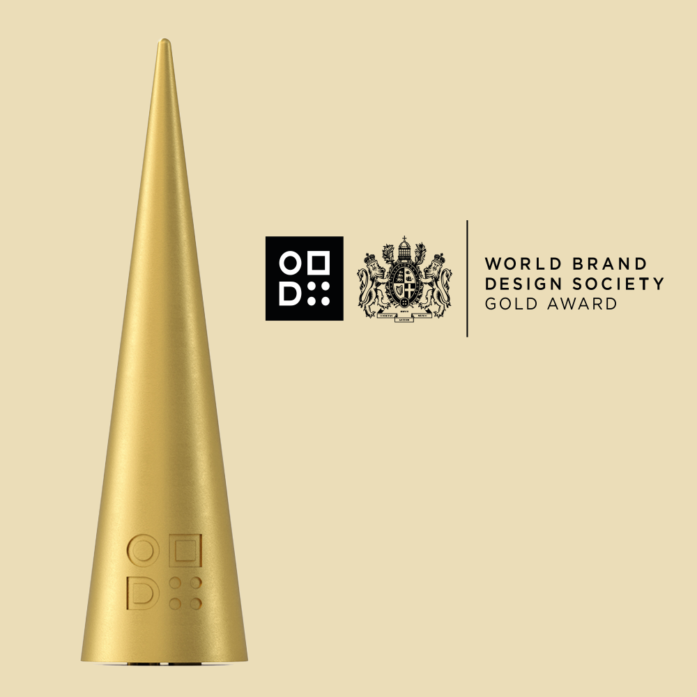 Goldene Award-Trophäe der World Brand Design Society vor hellem Hintergrund, Symbol für die Auszeichnung von 18Quadrat im Bereich Packaging Design.