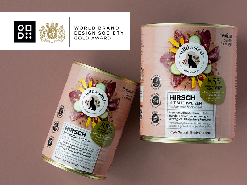 Zwei Dosen Wild-&-Seed-Hundefutter der Sorte „Hirsch mit Buchweizen“ vor roséfarbenem Hintergrund; ausgezeichnet mit dem World Brand Design Society Gold Award; Packaging-Design von 18Quadrat.