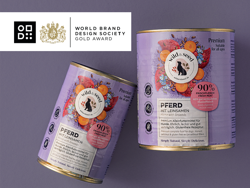 Zwei Dosen Wild-&-Seed-Hundefutter der Sorte „Pferd mit Leinsamen“ vor violettem Hintergrund, gestaltet von 18Quadrat; ausgezeichnet mit dem World Brand Design Society Gold Award.